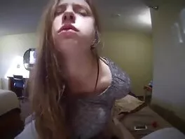 Bella bruna si scopa con un vibratore e le dita davanti alla telecamera video gratis hard lesbo