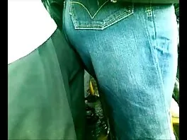 La piccola si sta spogliando qui film porno xxx gratis