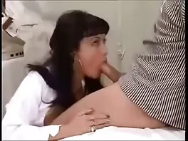Spruzzi film hard amatoriali gratis di sperma sul suo viso innocente!