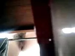 Una ragazza a torso piatto in video hard da scaricare gratis ginocchio che succhia uno schlong