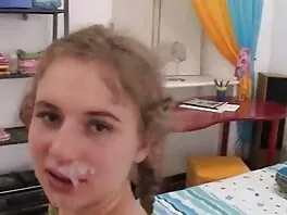 Una bionda calda fa un pompino e si prende una sborrata in film gratis hard bocca