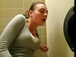 Una ragazza amatoriale film hard completi gratis arrapata viene sbattuta da dietro e filmata