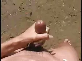 Ragazza insaziabile con un film hard lesbiche gratis grosso culo salta su un cazzo