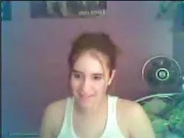 La ragazza video super hard gratis mostra il seno grande davanti alla telecamera