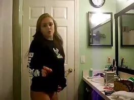 Una bella ragazza con grandi tette film hard gratis nonne fa sesso e si fa sborrare sul corpo