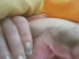 Una bella mora si esibisce video gay hard gratis con la mano