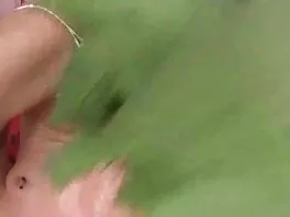 Spruzzando il suo video hard lesbo gratis twat con lo sperma