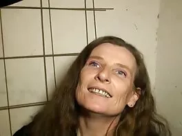La ragazza si fa bagnare la figa con un uovo video hard gratis di donne mature